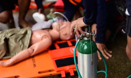 Mannequin on stretcher with oxygen mask and tank used in a hands-on session for the Oxygen First Aid Training – Online Course.